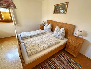 1 bedroom, bed sheets