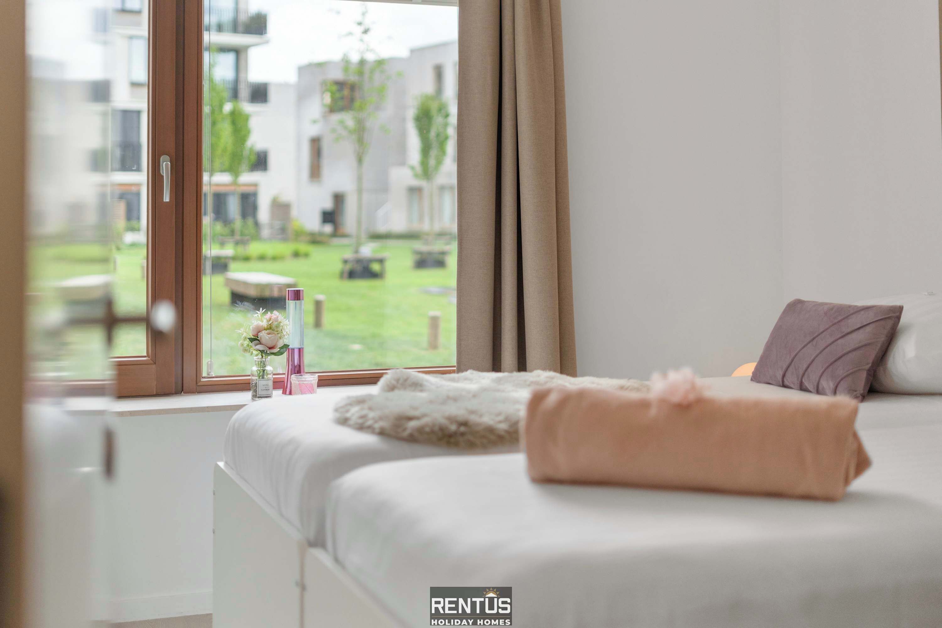 2 chambres, bureau, fer et planche à repasser, lit parapluie