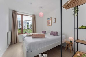 2 habitaciones, escritorio y tabla de planchar con plancha 