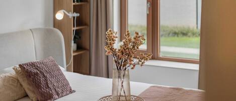 2 chambres, bureau, fer et planche à repasser, lit parapluie