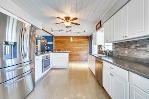 Fridge, microwave, stovetop, dishwasher