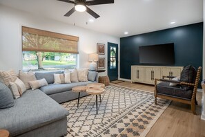 Smart TV, foosball, books, offices - The Dunn Right - Pool, Game Room, Yard Games, 1.5 Miles to TAMU (Bryan)