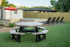 Outdoor dining - The Dunn Right - Pool, Game Room, Yard Games, 1.5 Miles to TAMU (Bryan)