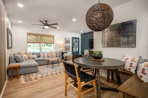 Smart-TV, Tischfußball, Bücher, Arbeitsbereiche