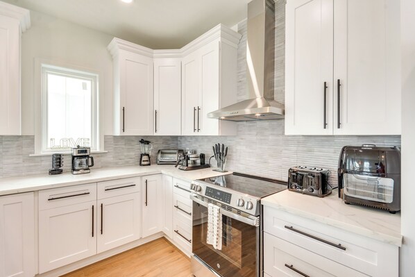Fridge, microwave, stovetop, dishwasher