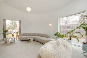 Living area - Contemporary, High-End Home in Denver w/ Yard! (Denver)