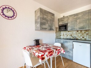 Refrigerador y utensilios de cocina 