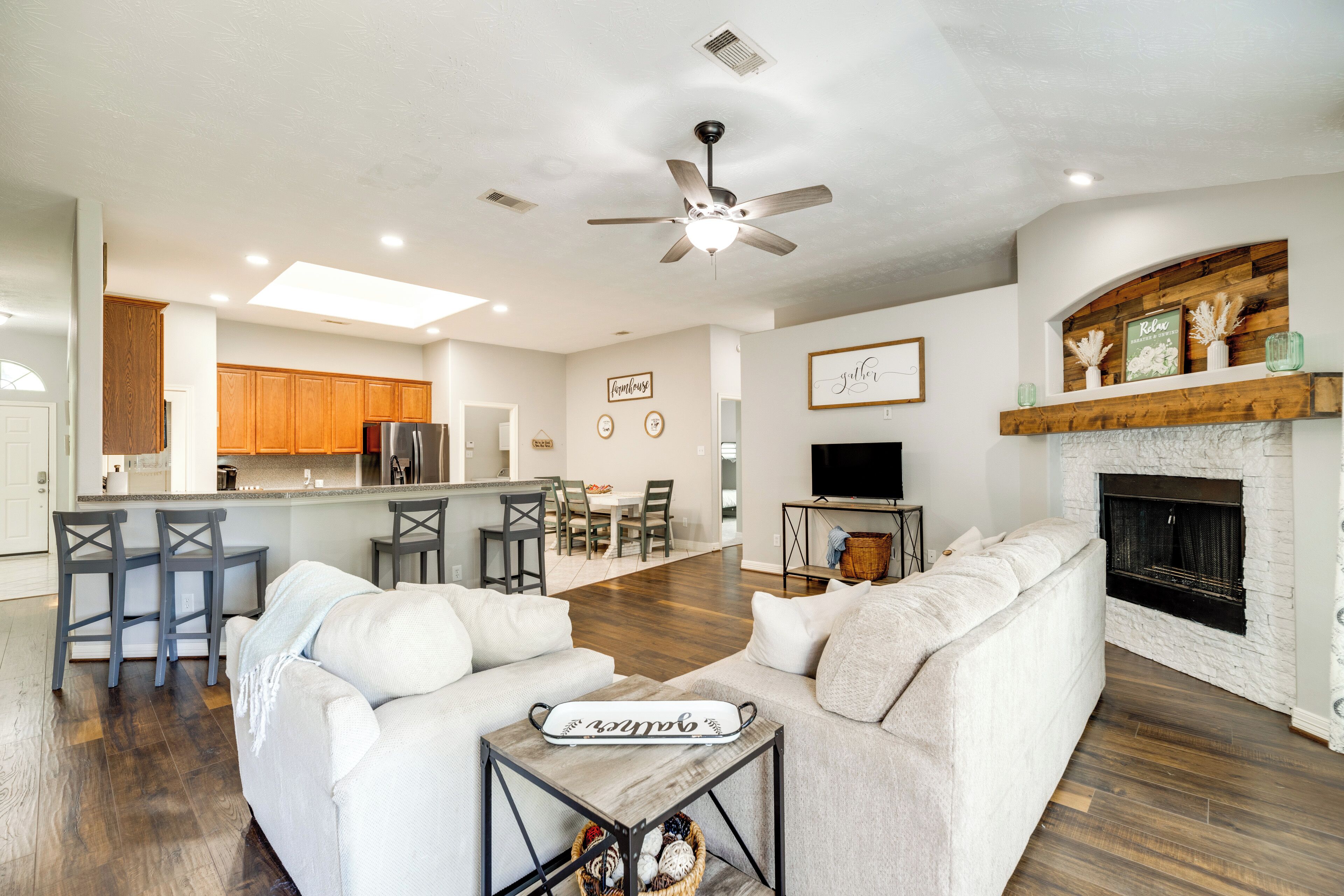 Televisión y chimenea 