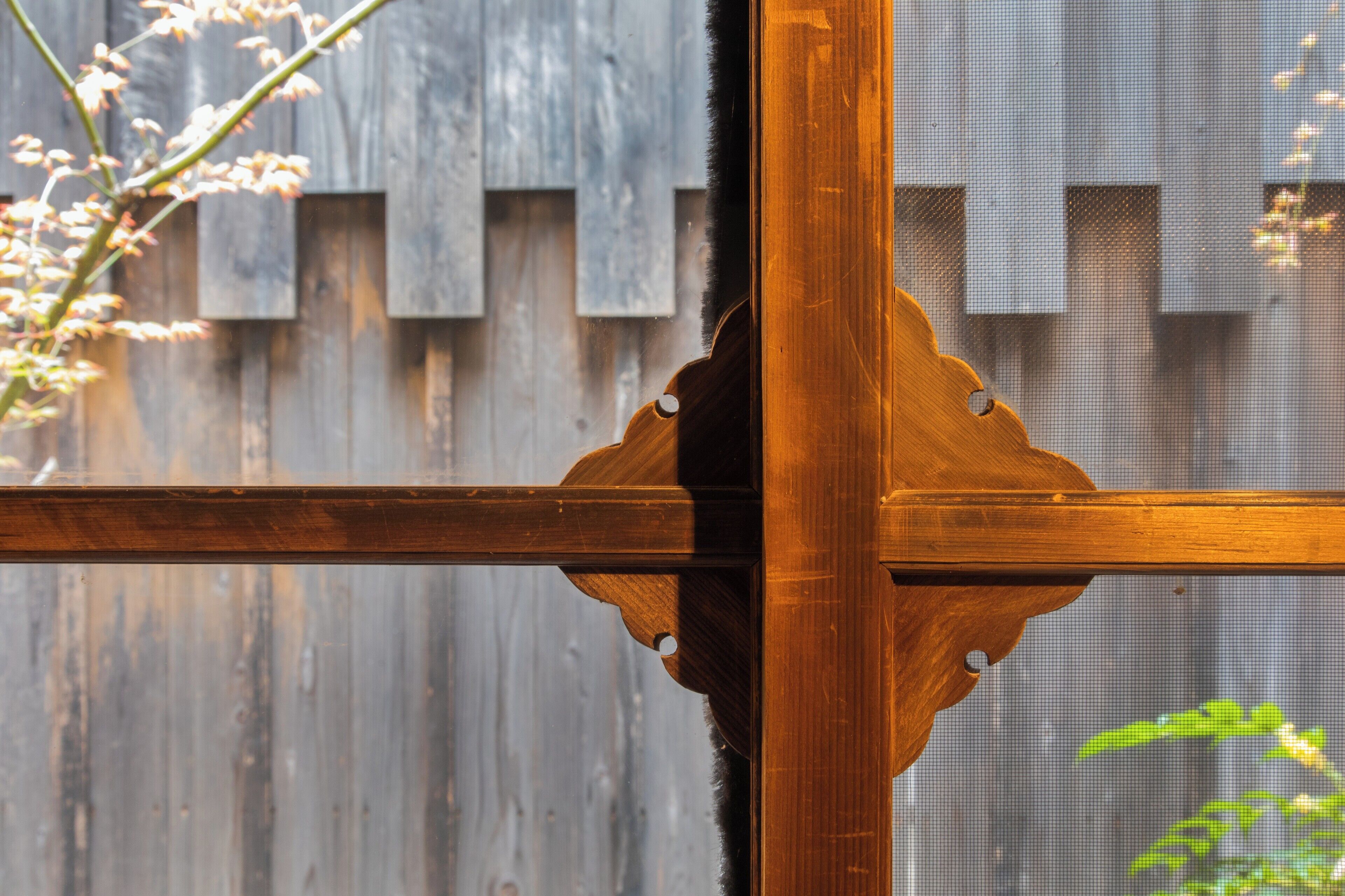 Une structure en bois avec un motif en forme de croix, qui fait probablement partie de l’architecture d’un bâtiment.