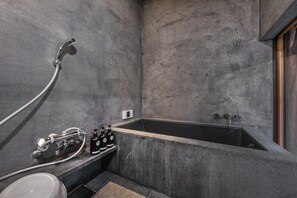 Ferienhaus im japanischen Stil, Gartenblick | Badezimmer | Hausschuhe