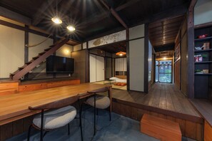 Maison de style japonais, vue jardin | Coin séjour | Télévision à écran plat de 55 pouces avec chaînes numériques