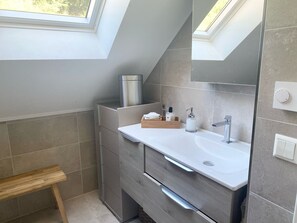 Dusche, Haartrockner, Handtücher, Seife