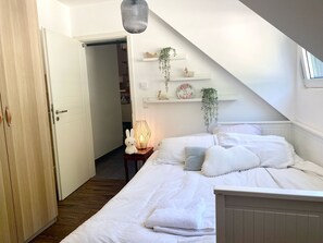 2 bedrooms, desk, iron/ironing board, travel cot - Boho Cozy Penthouse (Luxembourg)