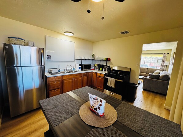 Fridge, microwave, oven, stovetop - Free Chick-fil-A & Starbucks! 502 Hideaway! (Farmington)