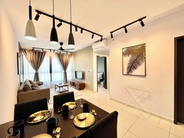 Deluxe Apartment, 3 Bedrooms | Ruang tamu | TV Pintar