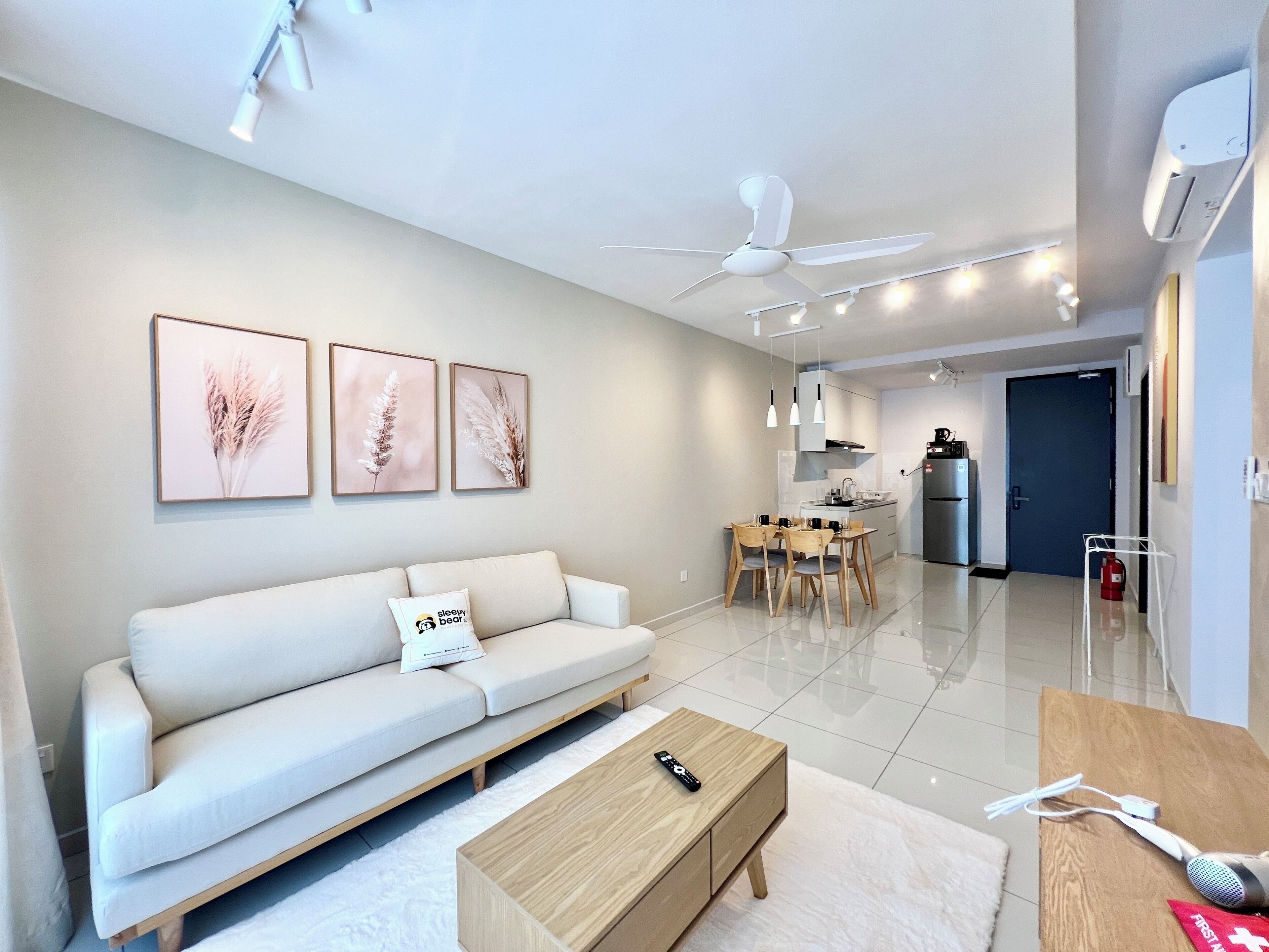 Una sala moderna con sofá, mesa de centro y una obra de arte en la pared.