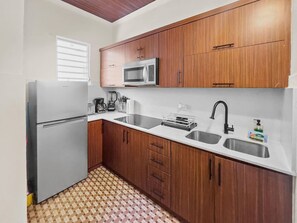 Kühlschrank, Mikrowelle, Herdplatte, Wasserkocher mit Kaffee-/Teezubehör