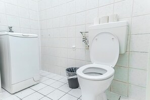 Shared bathroom - 2BR Apt Near Stadthalle (Vienna)