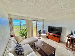 Smart TV - Cozy Beachfront Waianae Condo Oahu Hawaii Close to Disney Ko Olina & Waikiki. (Waianae)