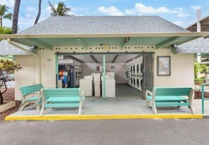 Property grounds - Cozy Beachfront Waianae Condo Oahu Hawaii Close to Disney Ko Olina & Waikiki. (Waianae)