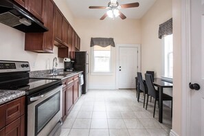 Kühlschrank, Mikrowelle, Ofen, Geschirrspüler