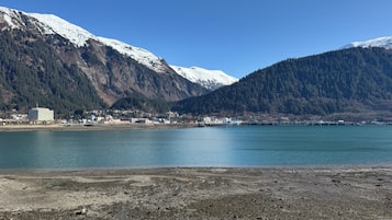 在海滩、沙滩椅