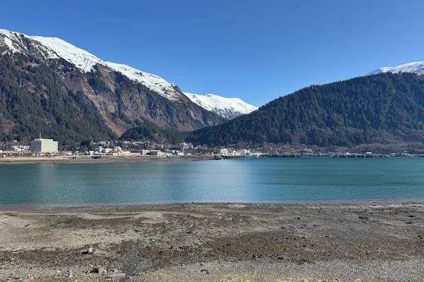 En la playa, sillas reclinables de playa