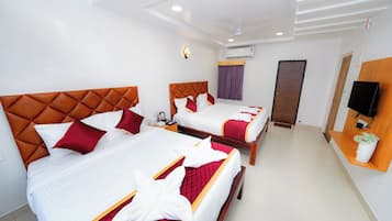 Family Room | Premium bedding, individually furnished, laptop workspace, free WiFi