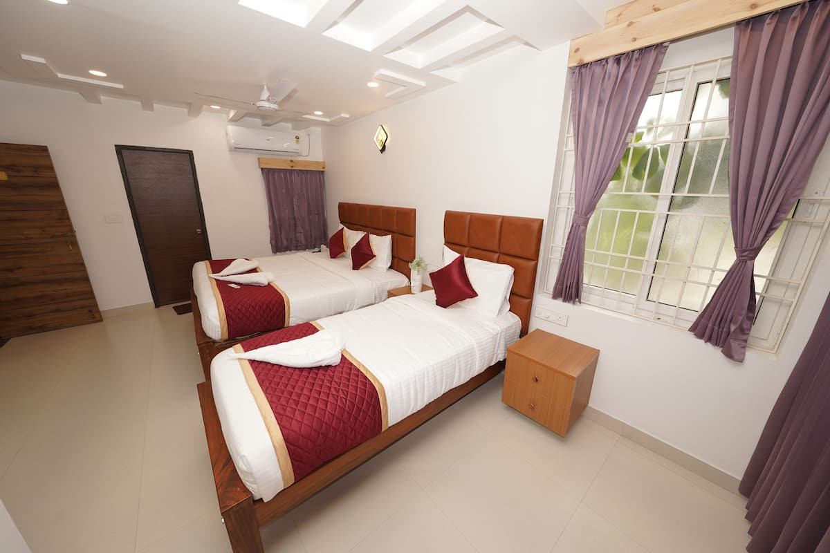 Quarto triplo luxo | Roupas de cama premium, individualmente mobiliados