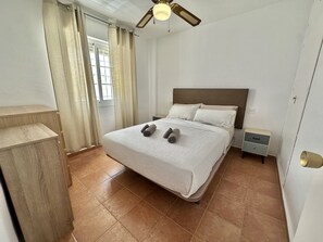 Fer et planche à repasser, Wi-Fi gratuit, draps fournis