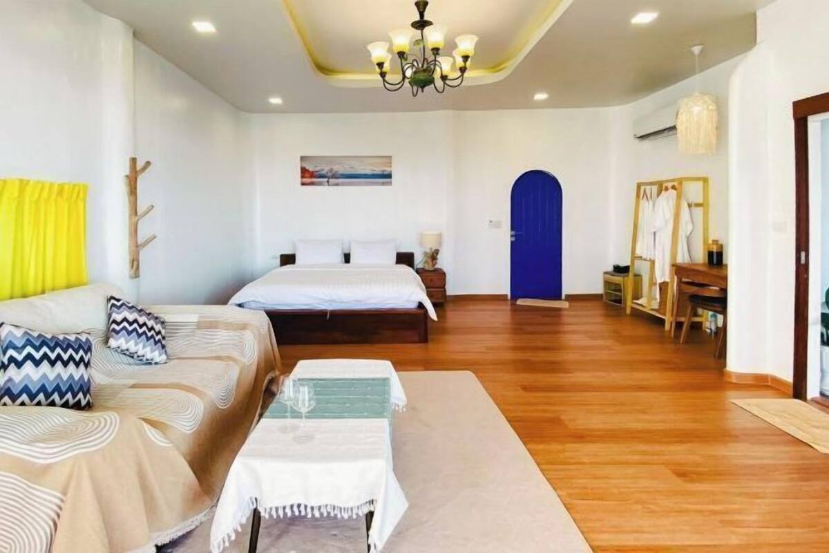 Minibar, desk, WiFi (free), bed sheets