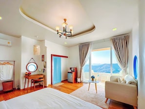 Quarto casal, vista para a montanha | Frigobar, escrivaninha, Wi-Fi de cortesia, roupa de cama