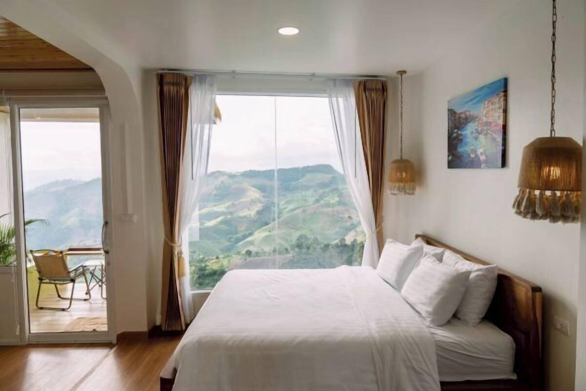 Minibar, desk, WiFi (free), bed sheets