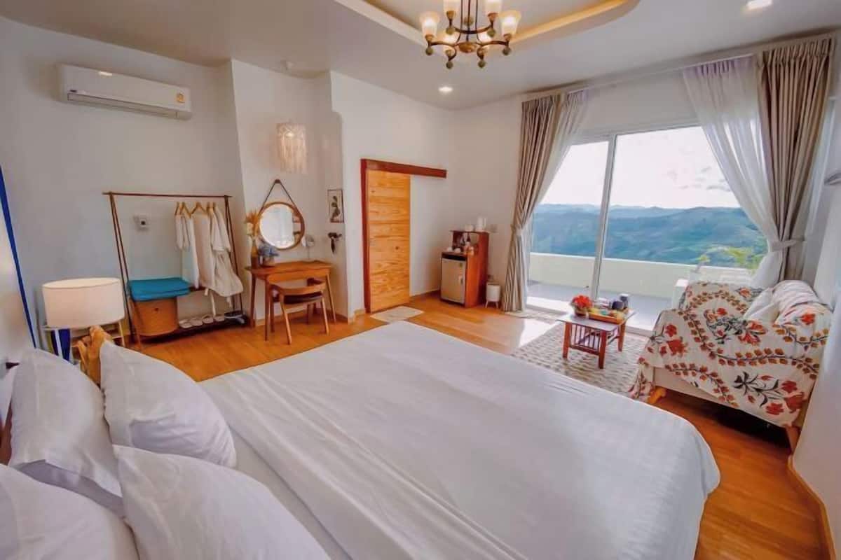Minibar, desk, WiFi (free), bed sheets