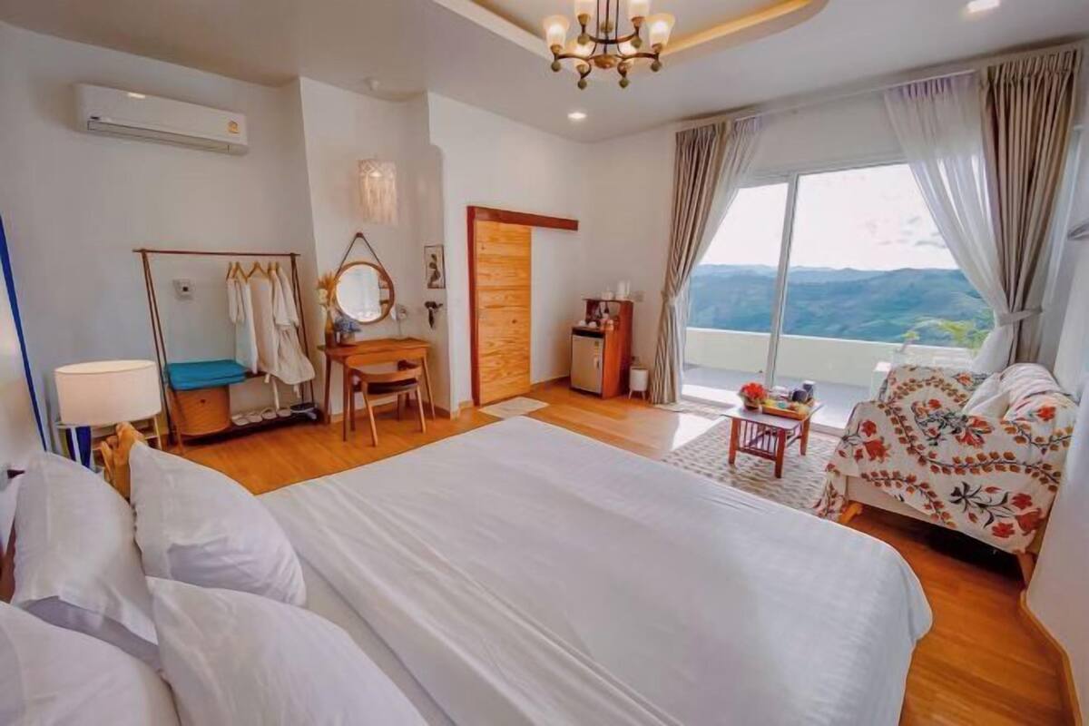 Minibar, desk, free WiFi, bed sheets