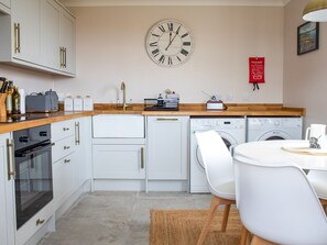 Fridge, microwave, oven, cookware/dishes/utensils - Taigh Mhurdaidh by Interhome (North Skye)