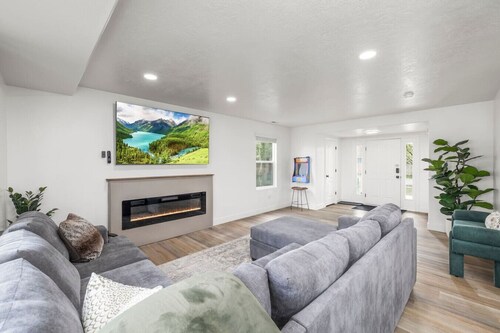 Lake + Green Escape | Lakeview | Garage