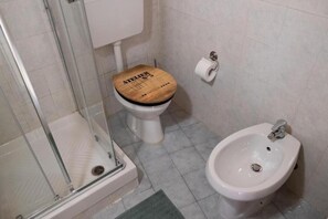 Een haardroger, handdoeken