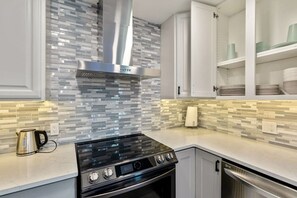 Fridge, microwave, oven, stovetop - Orem Bliss | Central | Patio | Massage* (Orem)