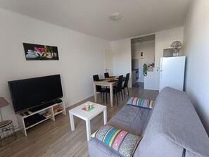 TV, books - Apartment 5 minutes walk from the beach (Saint-Hilaire-de-Riez)