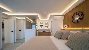 Ein modernes Schlafzimmer mit einem großen Bett, einem hölzernen Kopfteil, einem Spiegel und einem Nachttisch mit Lampe.