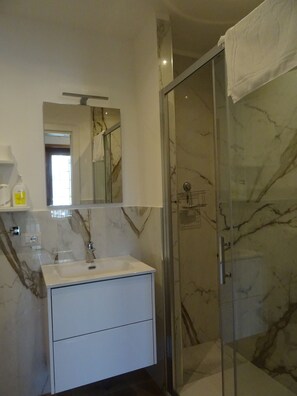 SĂšche-cheveux, bidet, serviettes fournies, savon