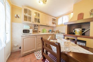 Microwave, oven, stovetop, coffee/tea maker