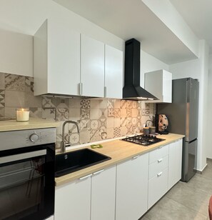 Fridge, oven, stovetop, dishwasher