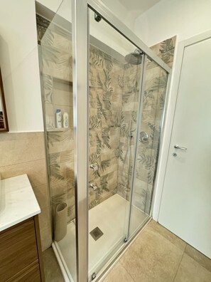 Dusche, Haartrockner, Bidet, Handtücher