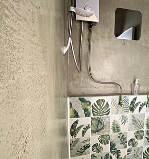 Dortoir partagé Deluxe, vue sur la ville | Salle de bain | Douche, articles de toilette (gratuits), séchoir à cheveux, pantoufles