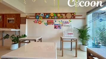 Frokost med lokale retter er inkludert hver dag