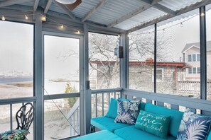 Smart TV, DVD player, books, stereo - Island SunRise: Charming Plum Island Getaway - Beaches, Festivals and Downtown Fun! (Newbury)