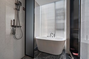 Premier-Doppelzimmer, Stadtblick | Badezimmer | Kostenlose Toilettenartikel, Haartrockner, Handtücher, Seife