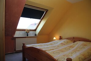 3 bedrooms, desk, iron/ironing board, travel cot